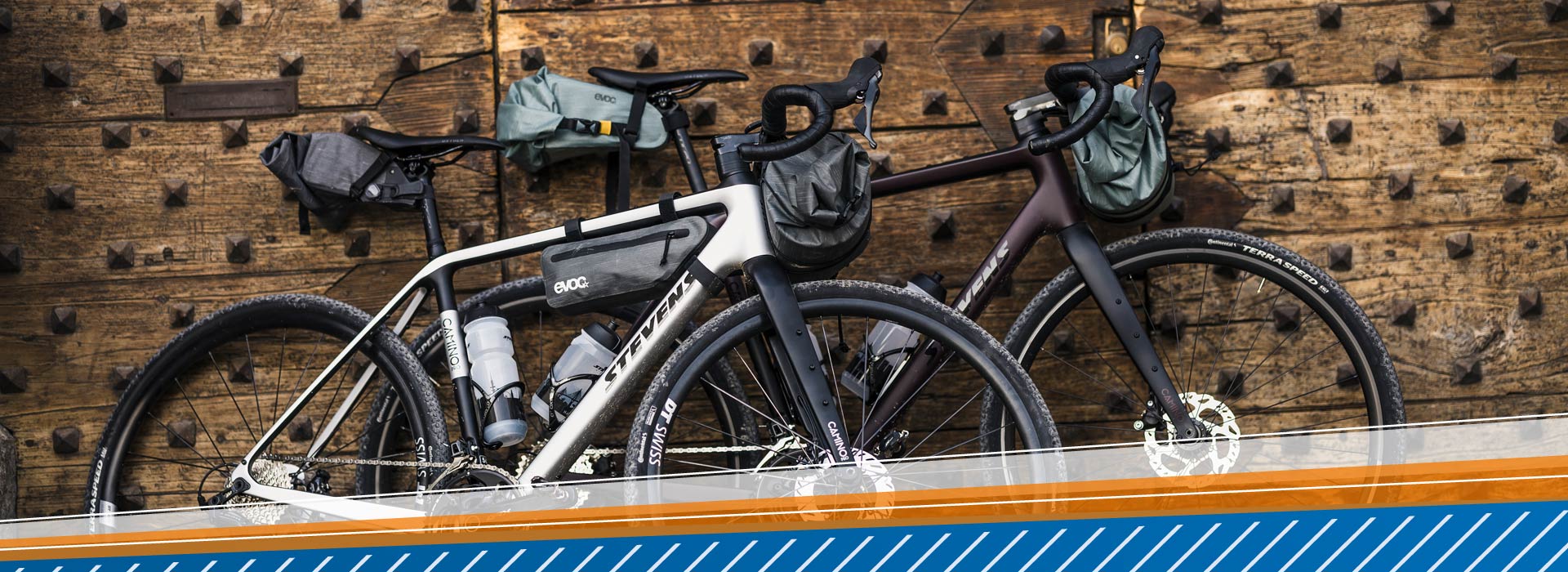 Radwelt Lößnitz – 2 Gravelbikes mit Bikepacking von Stevens vor einer Hauswand
