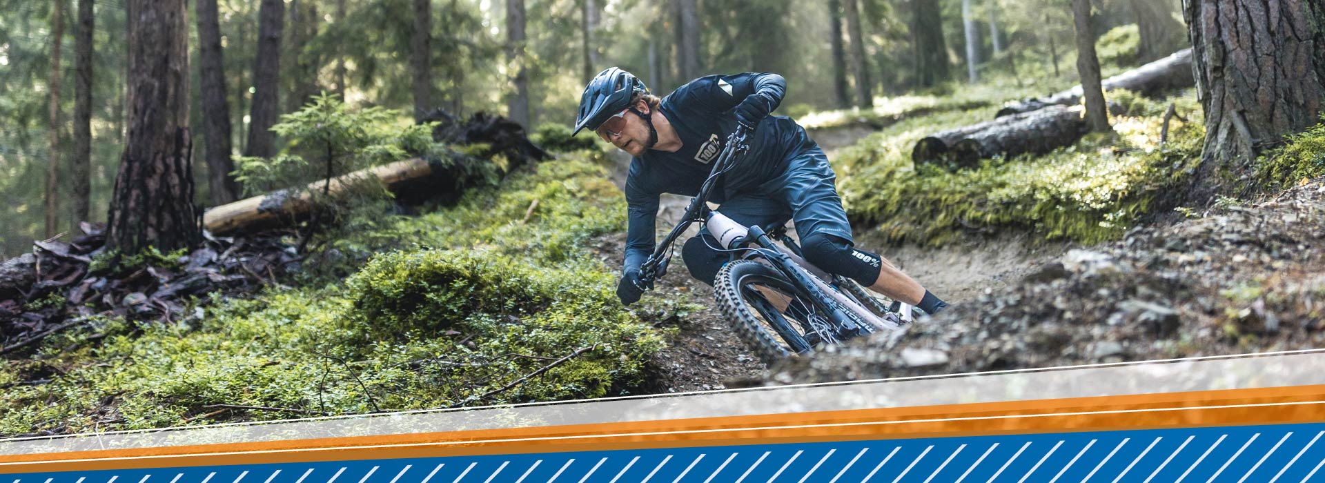 Mountainbiker fährt bergab durch den Wald, Downhill